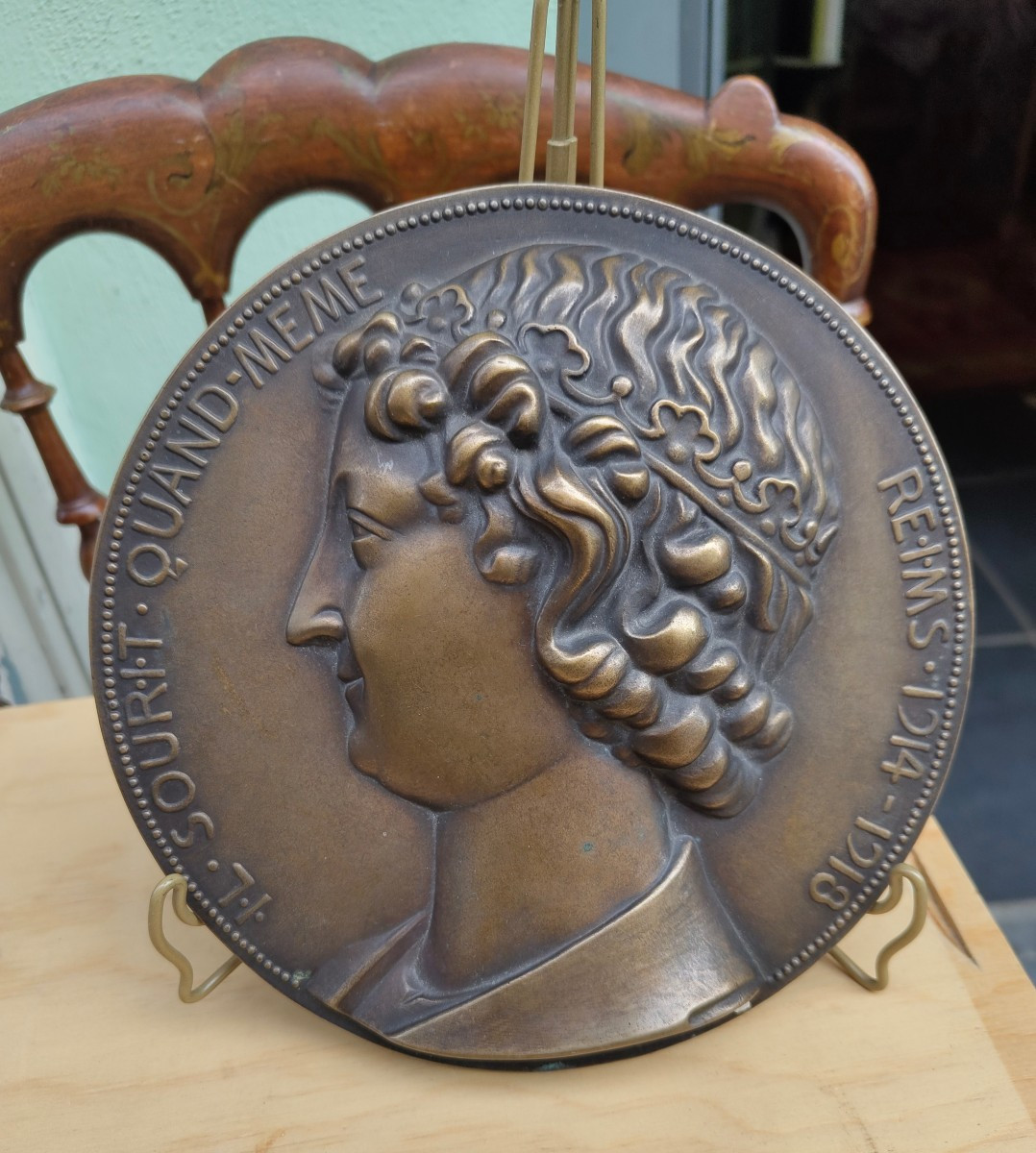 Médaillon l'ange de Reims bronze patiné 