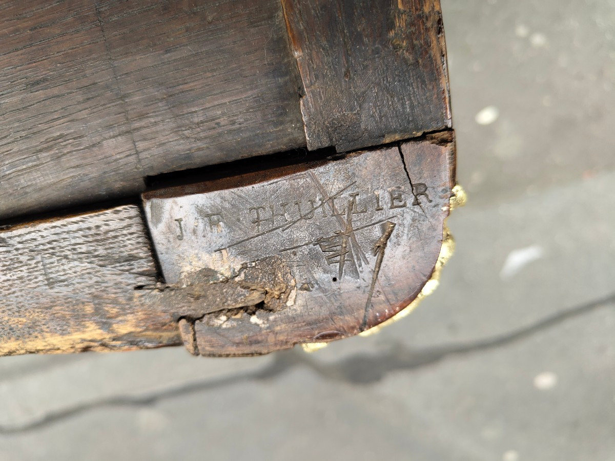 Commode milieu XVIIIe estampillée Thuillier -photo-2
