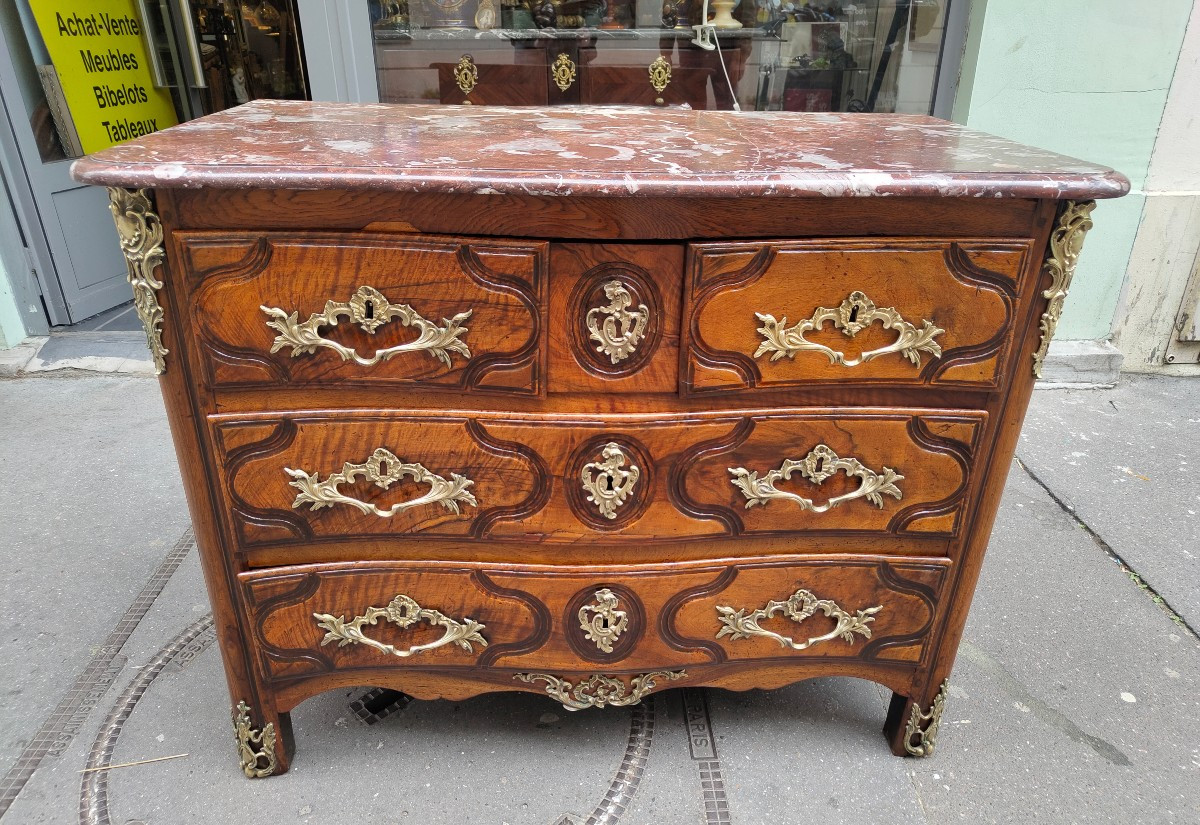 Commode milieu XVIIIe estampillée Thuillier 