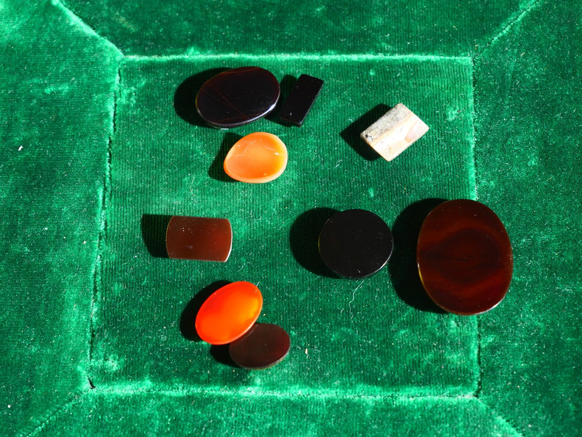 Un ensemble de neuf camées-photo-1