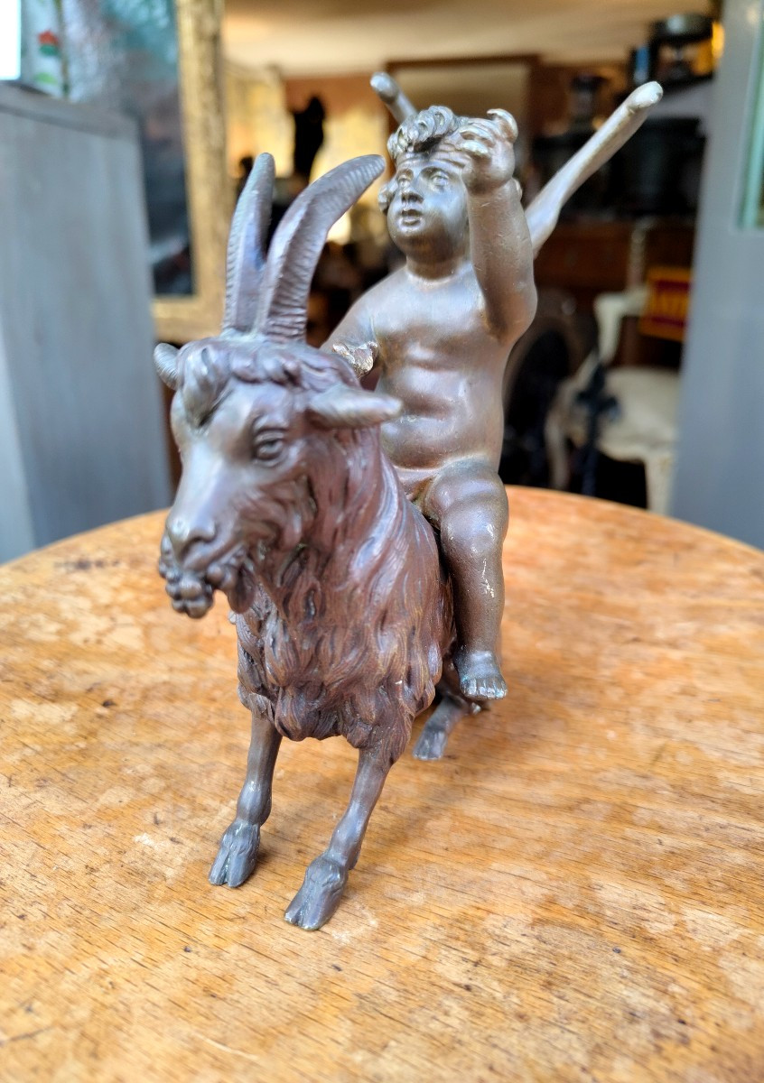 Angelot Surmounting A Goat 19th Century Bronze-photo-2