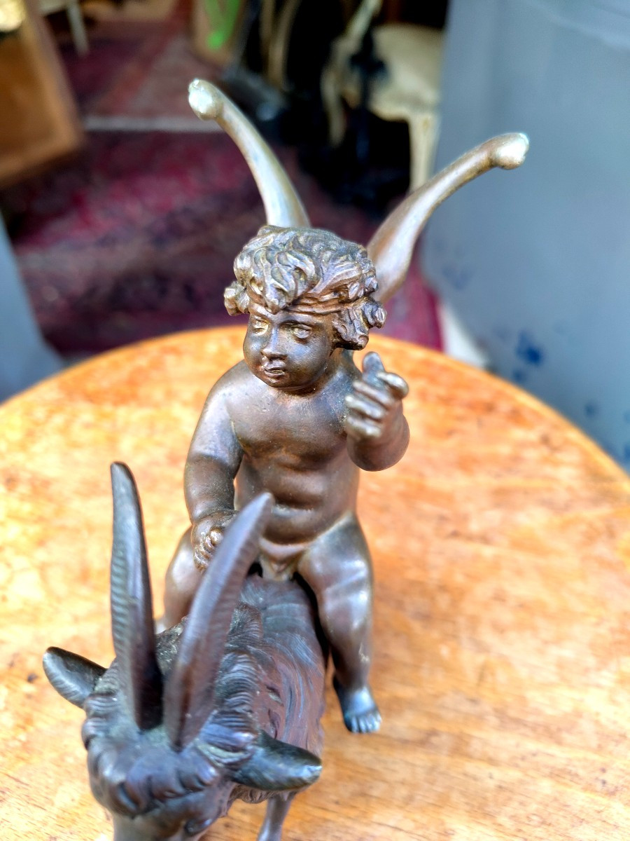 Angelot Surmounting A Goat 19th Century Bronze-photo-3