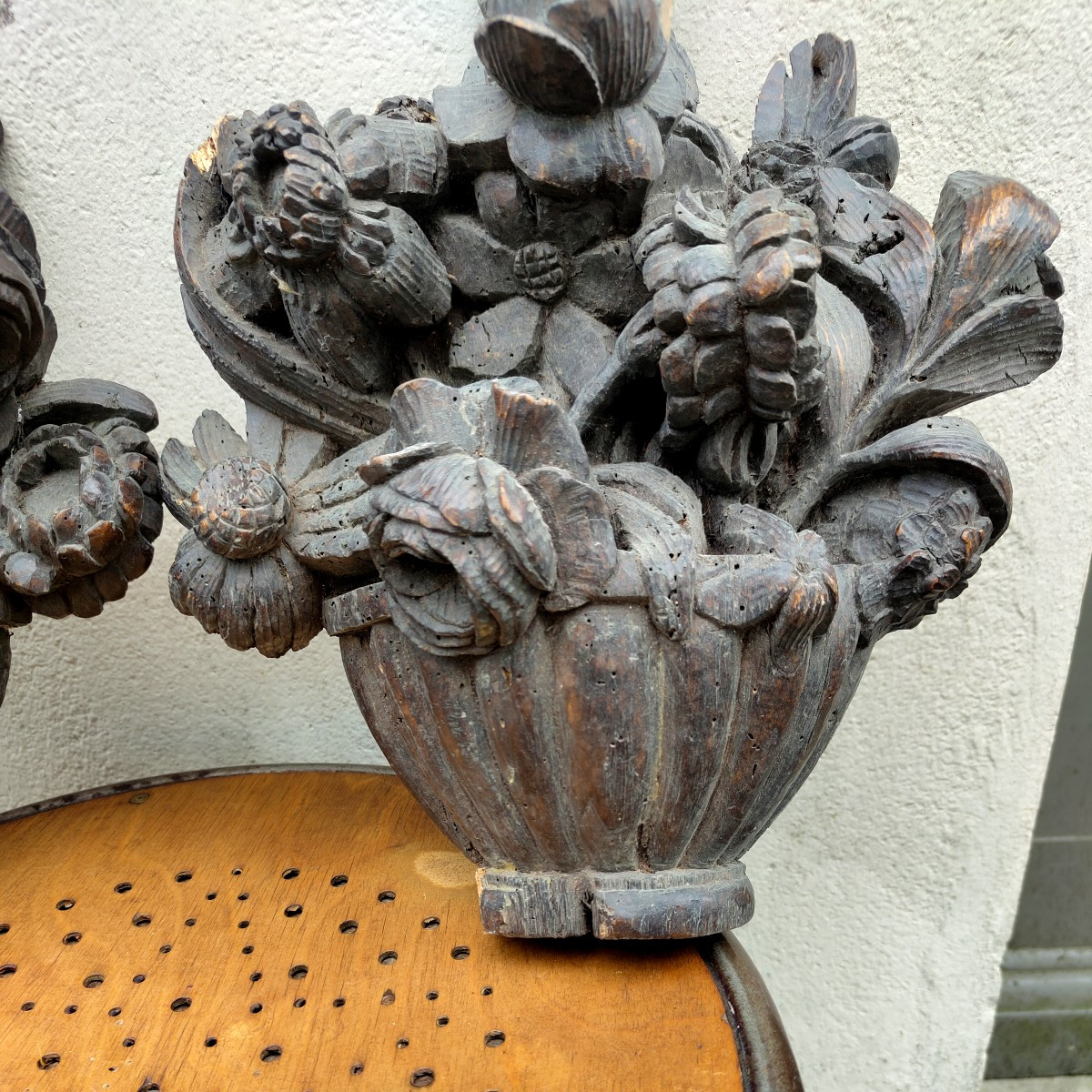 Paire de pots fleuris bois sculpté 18e-photo-3