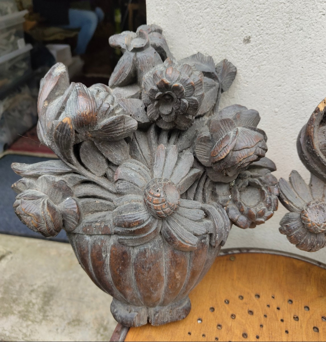 Paire de pots fleuris bois sculpté 18e-photo-1