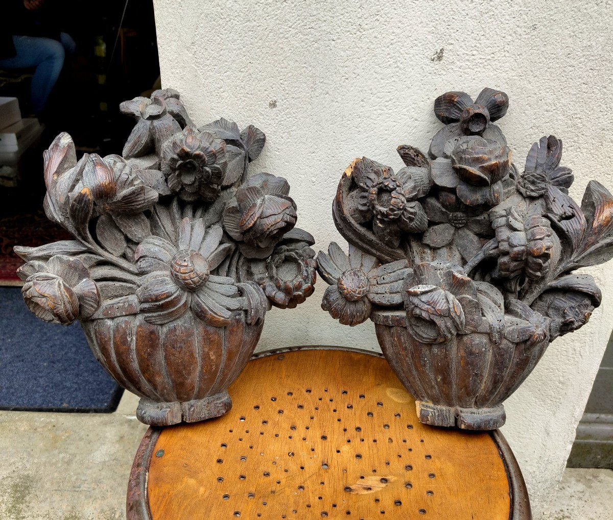 Paire de pots fleuris bois sculpté 18e