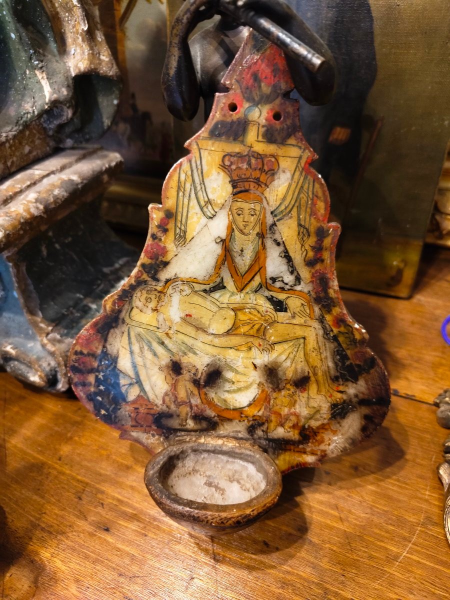 Benitier en albâtre décor de pieta