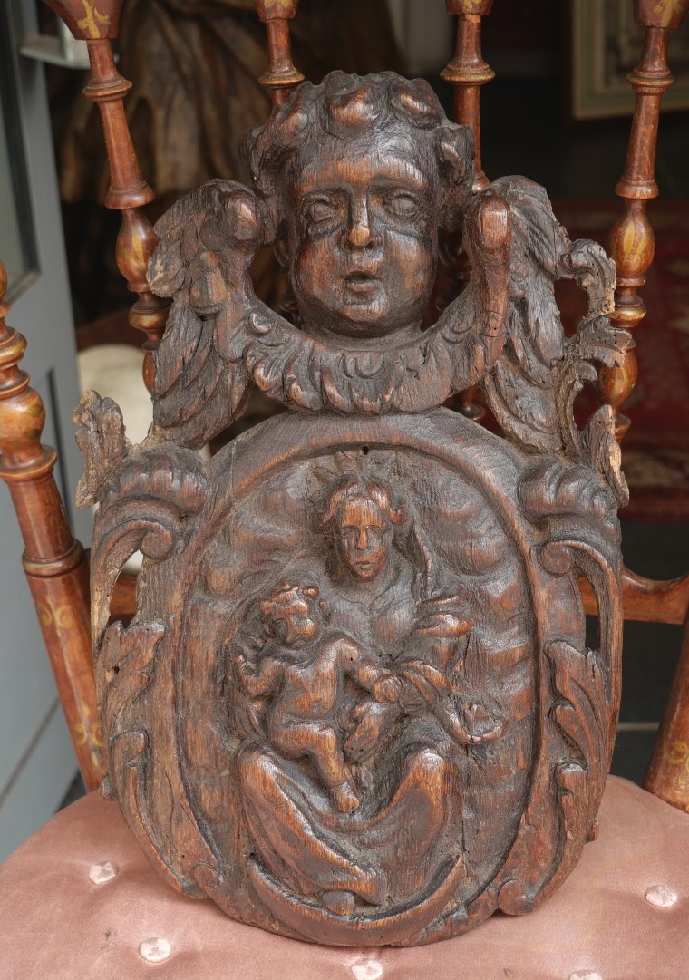 Médaillon en bois vierge à l'enfant  18e