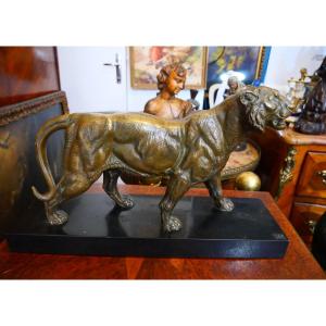 Lionne en bronze patiné