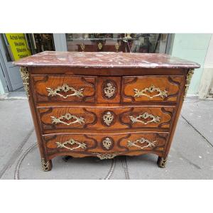 Commode milieu XVIIIe estampillée Thuillier 