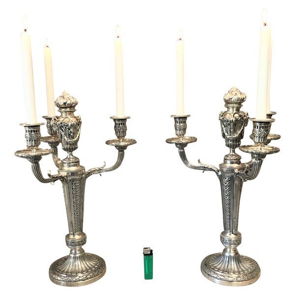 Paire de candélabres de style Louis XVI en bronze argenté