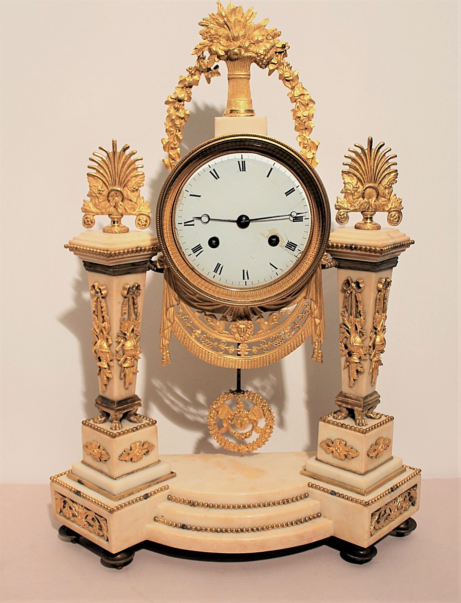 Pendule époque Louis XVI marbre blanc et bronze doré