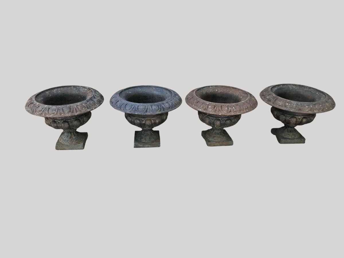 Quatre vases médicis en fonte