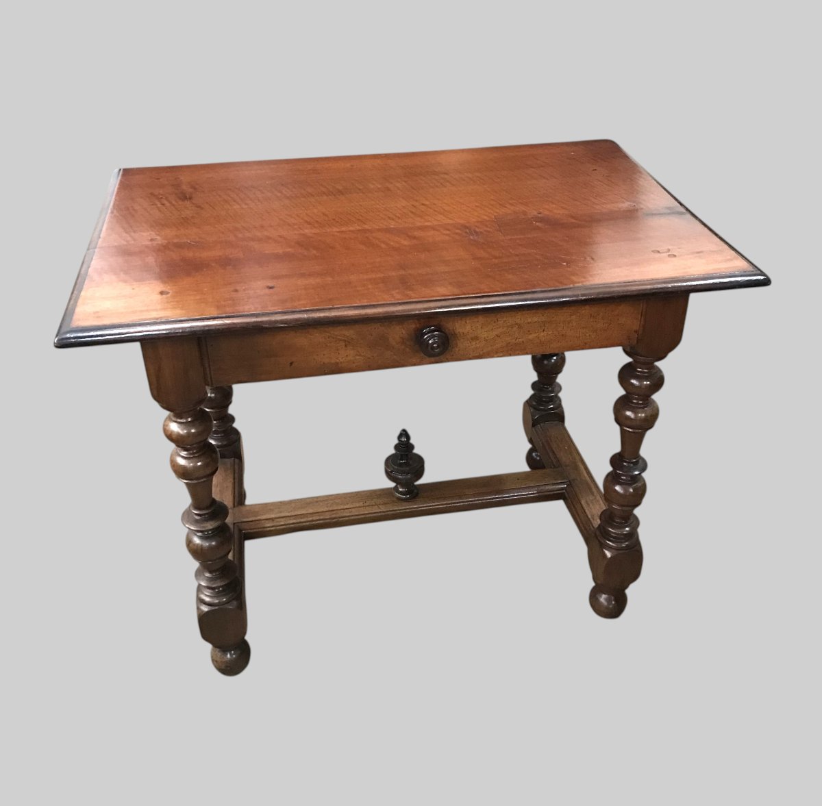 Petite table Louis XIII en noyer 17ème siècle