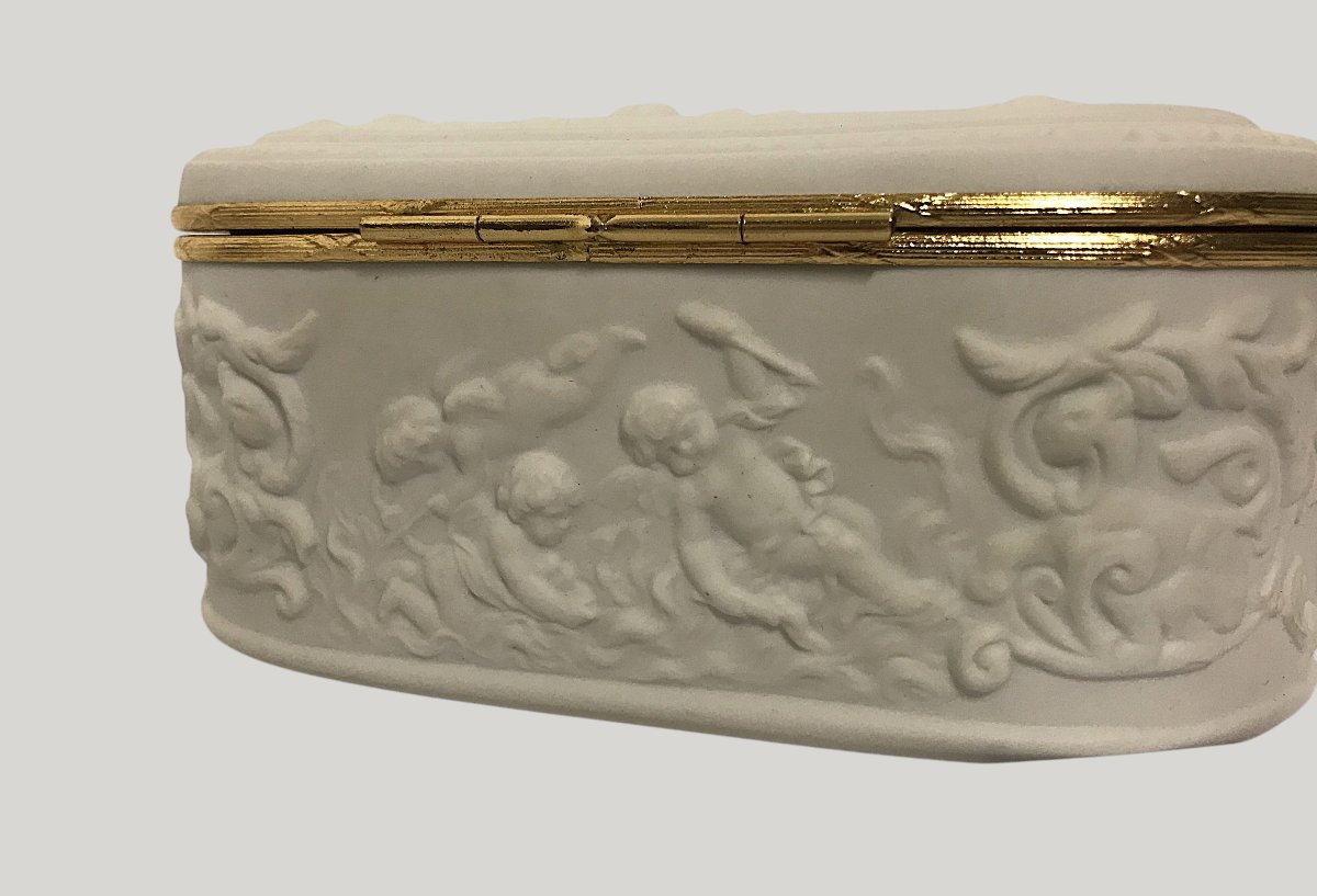 Coffret à bijoux en porcelaine de Limoges – Décor d'angelots en relief -photo-1