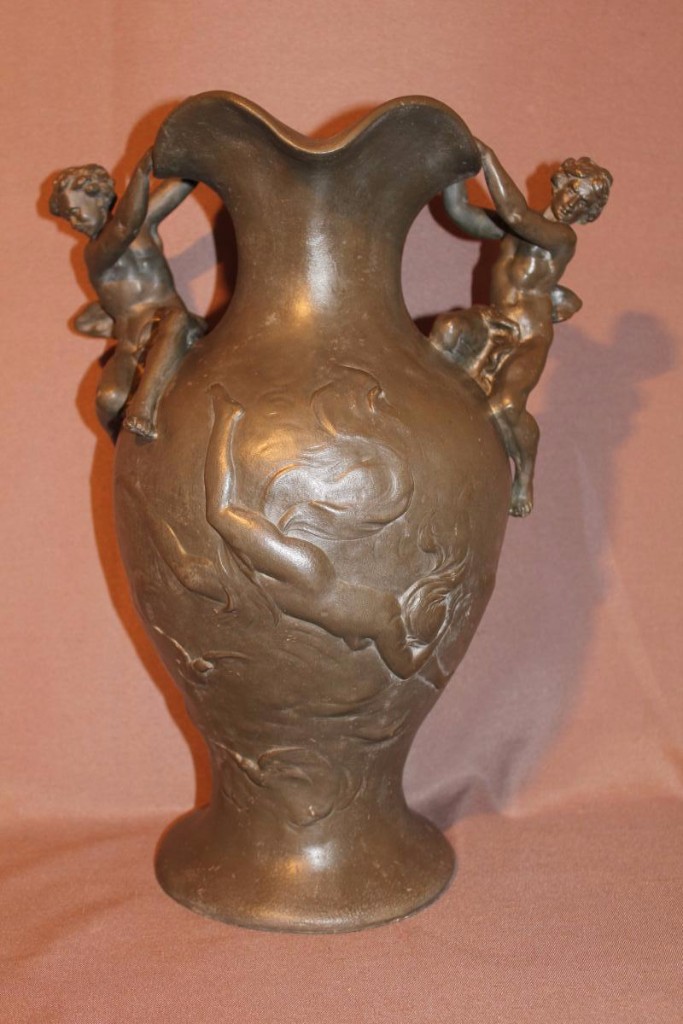 Vase en étain époque Art Nouveau signé Sylvain Kinsburger