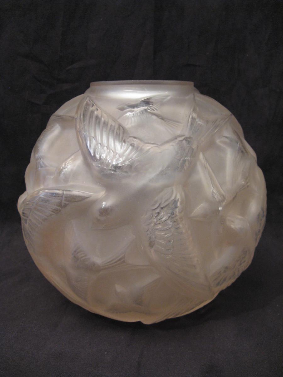 Vase boule en verre aux hirondelles signé Arvers époque Art Déco 