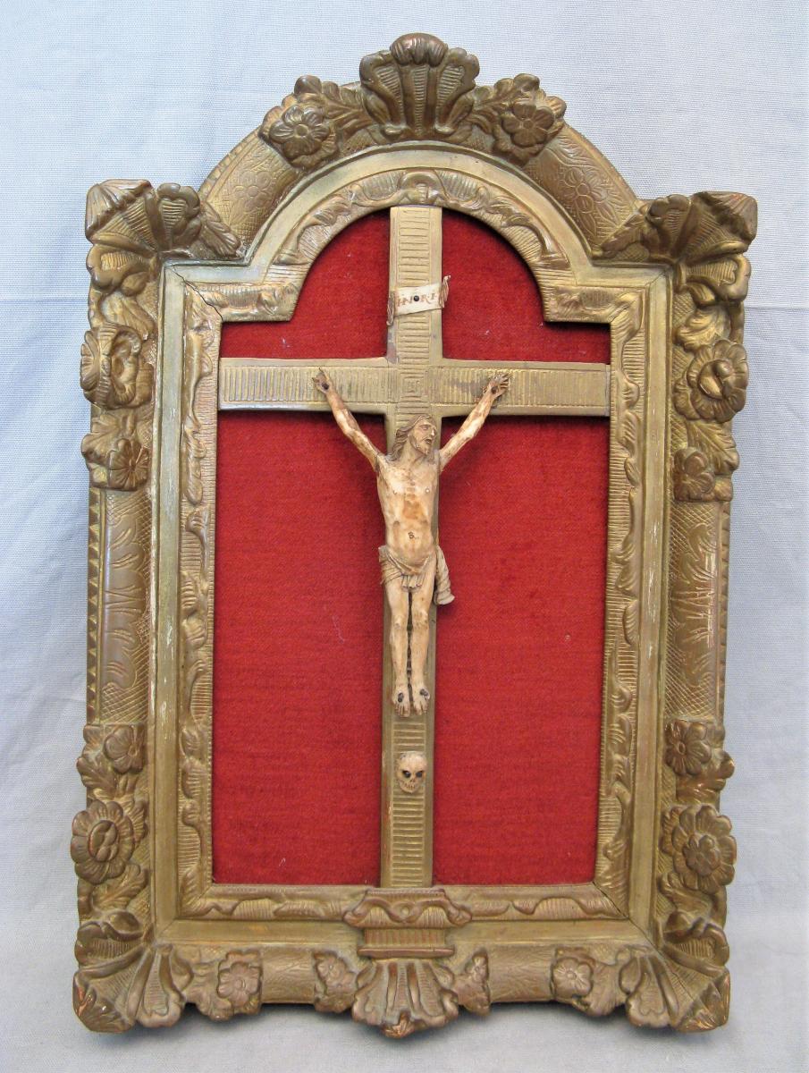 Crucifix ivoire avec son cadre époque Régence XVIII siècle