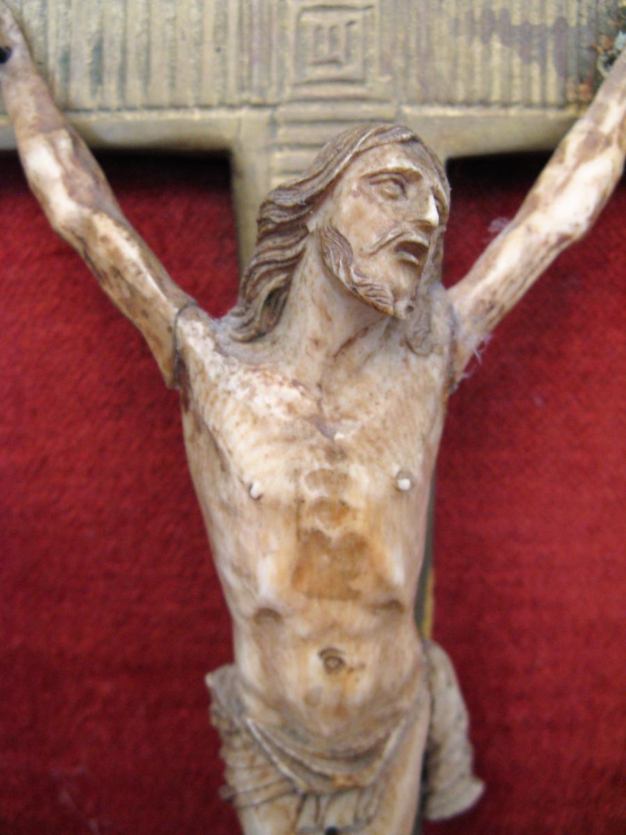 Crucifix ivoire avec son cadre époque Régence XVIII siècle-photo-3