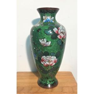 Petit vase en cuivre  émaillé à décor de fleurs XXème siècle