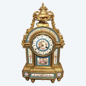 Terminal Clock In Gilded Bronze And 19th Century Sèvres Porcelain Plates