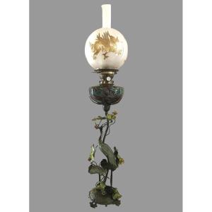Lampe à pétrole à décor naturaliste, bronze polychrome et verre
