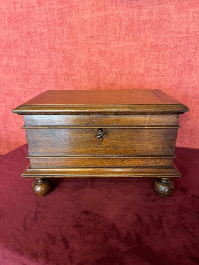 Petit Coffre En Noyer XVIIème