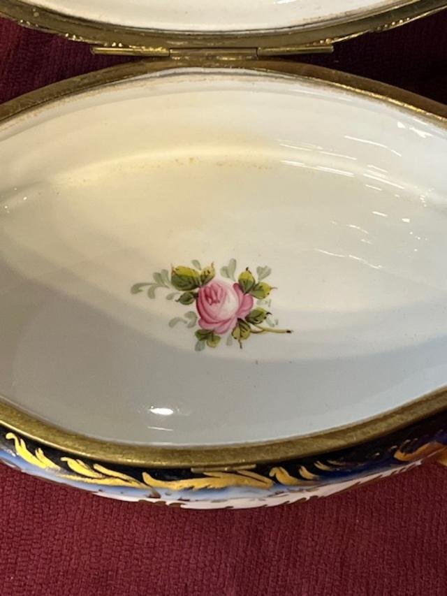 Bonbonnière / Boite en porcelaine de Sèvres-photo-1