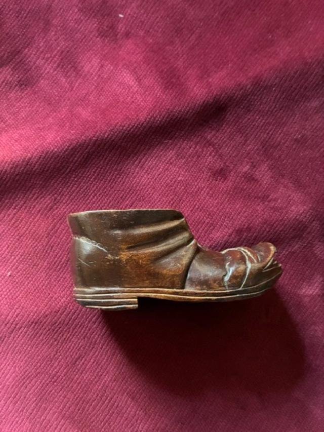 Petit soulier en bois sculpté-photo-2