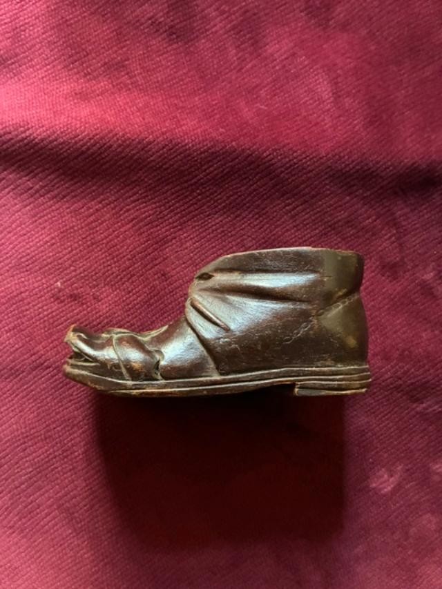 Petit soulier en bois sculpté