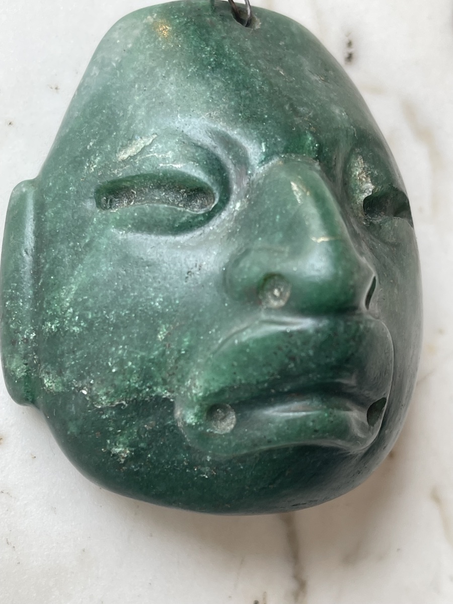 Masque pendentif Olméque  précolombien en jade 1150-500 av  J-C