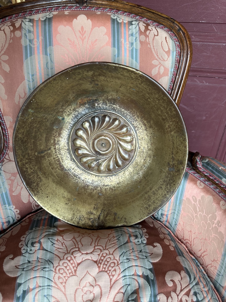 Plat de quête 17eme en laiton repoussé -photo-1
