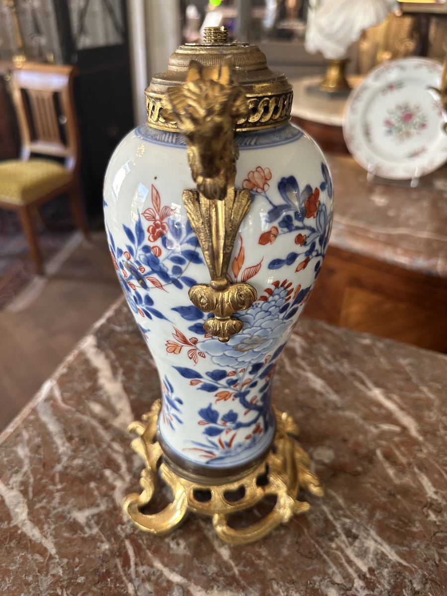18th-century Imarie Porcelain Vase With Bronze Mount Featuring Ram's Heads-photo-2