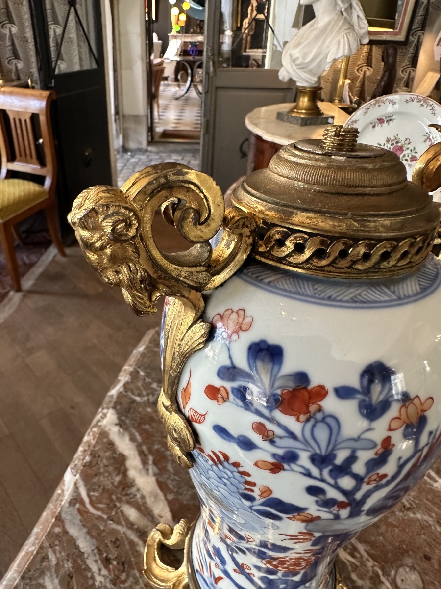 18th-century Imarie Porcelain Vase With Bronze Mount Featuring Ram's Heads-photo-3
