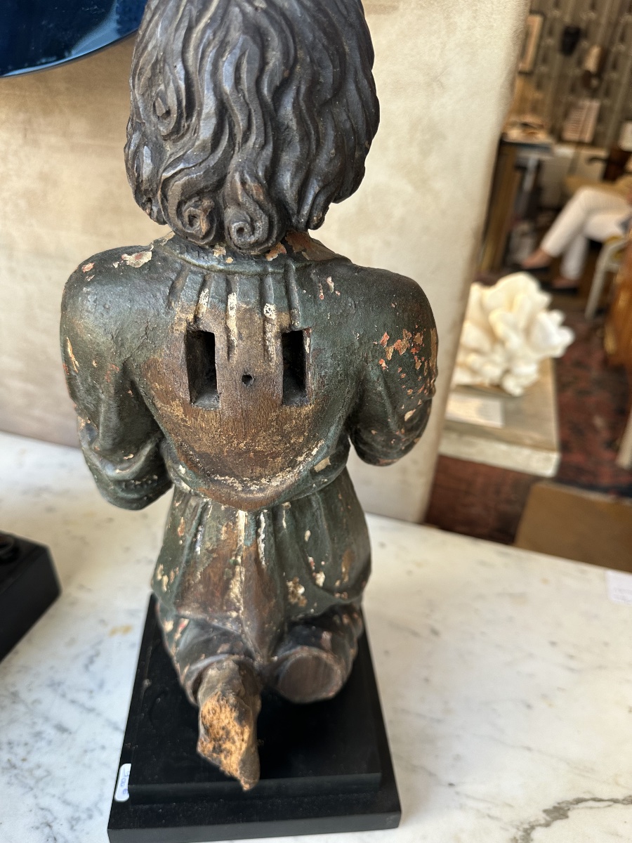 Ange agenouillé avec un flambeau 17eme siècle chêne polychrome -photo-4