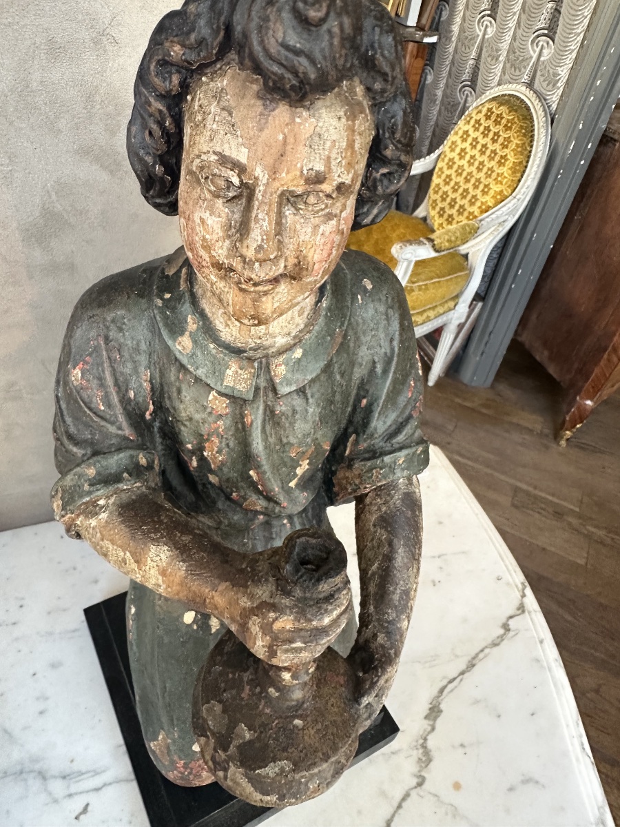 Ange agenouillé avec un flambeau 17eme siècle chêne polychrome -photo-1