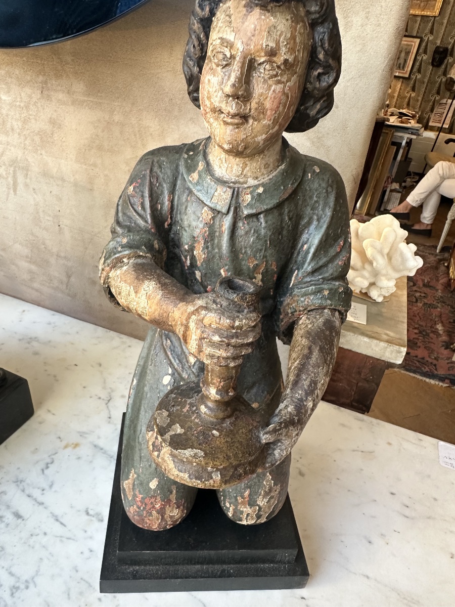 Ange agenouillé avec un flambeau 17eme siècle chêne polychrome -photo-2