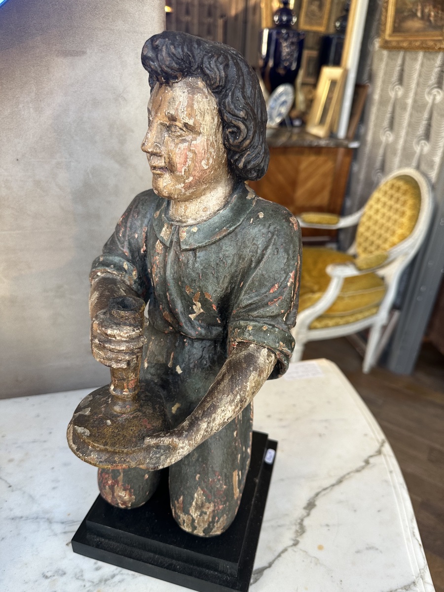 Ange agenouillé avec un flambeau 17eme siècle chêne polychrome -photo-7