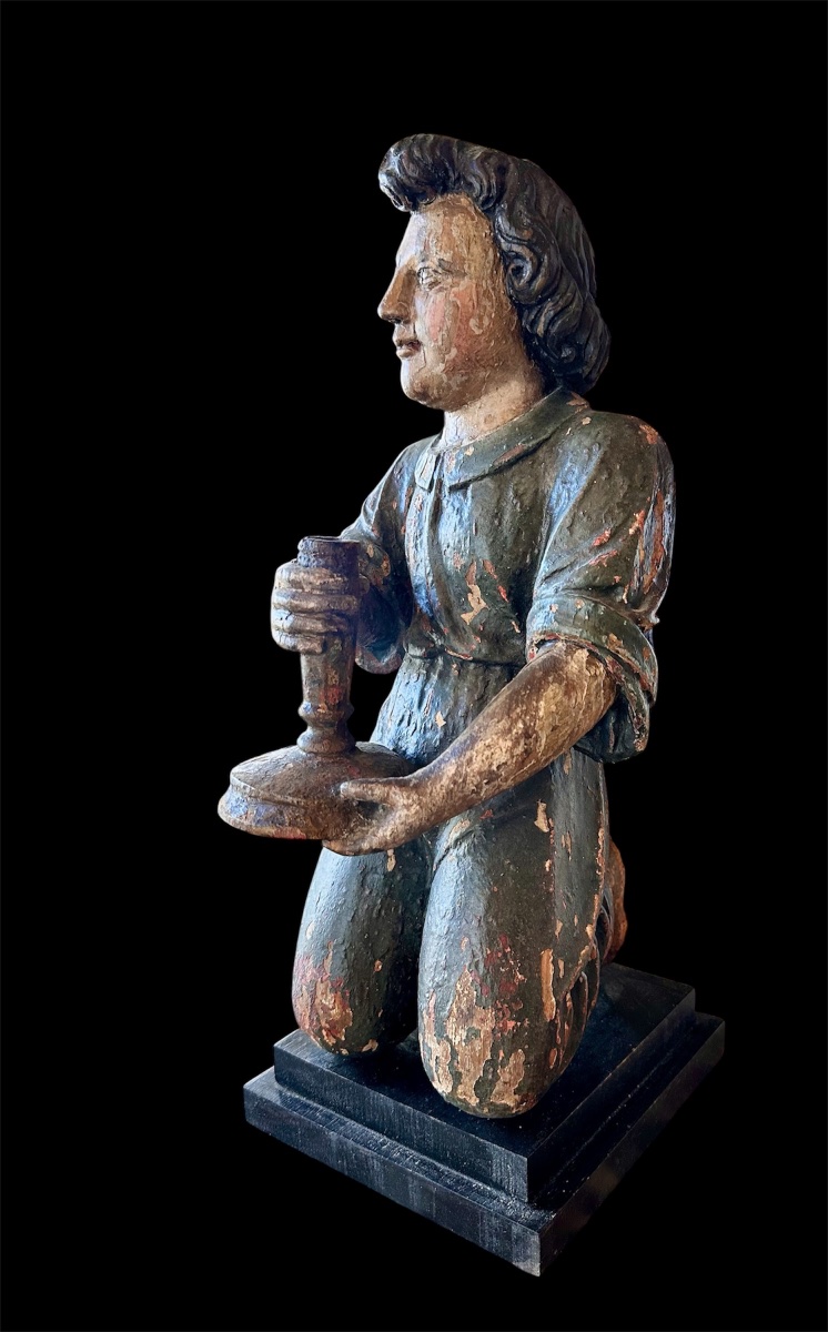 Ange agenouillé avec un flambeau 17eme siècle chêne polychrome 