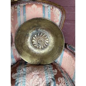 Plat de quête 17eme en laiton repoussé