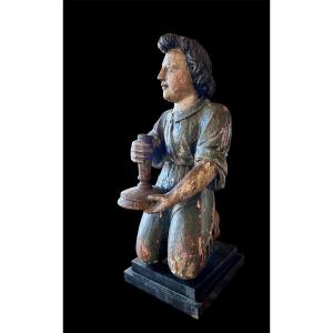 Ange agenouillé avec un flambeau 17eme siècle chêne polychrome