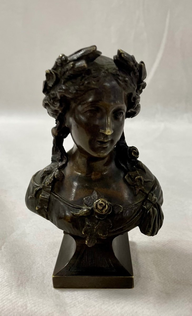 Petit Buste Jeune Femme Couronnée De Fleurs