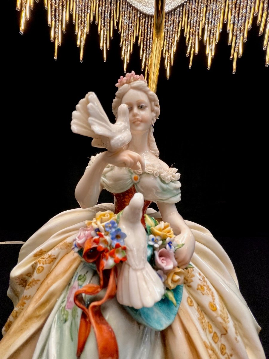 Lampe Porcelaine Et Bronze Femme Aux Colombes Romantique Capodimonte-photo-1