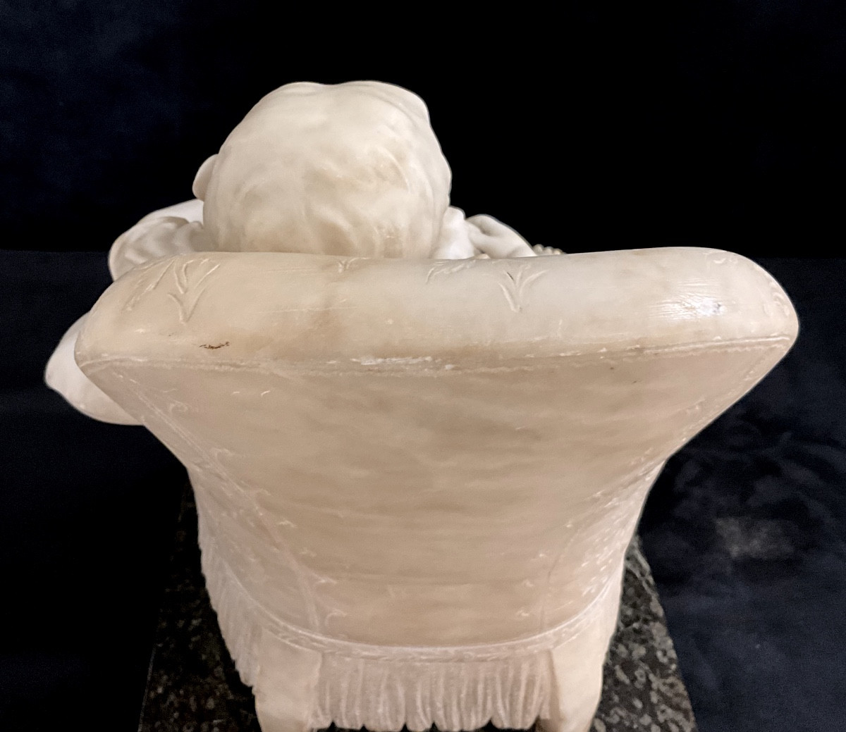 Sculpture Albâtre Fillette se prélassant dans son Fauteuil Crapaud -photo-1