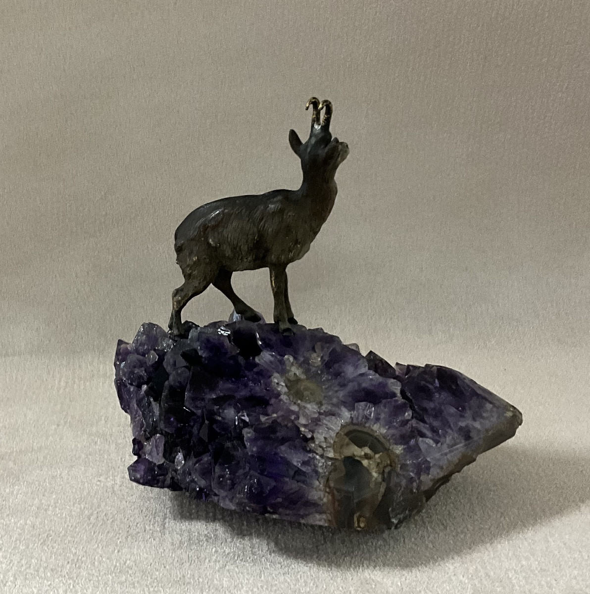 Bronze de Vienne Chamois sur Améthyste-photo-4