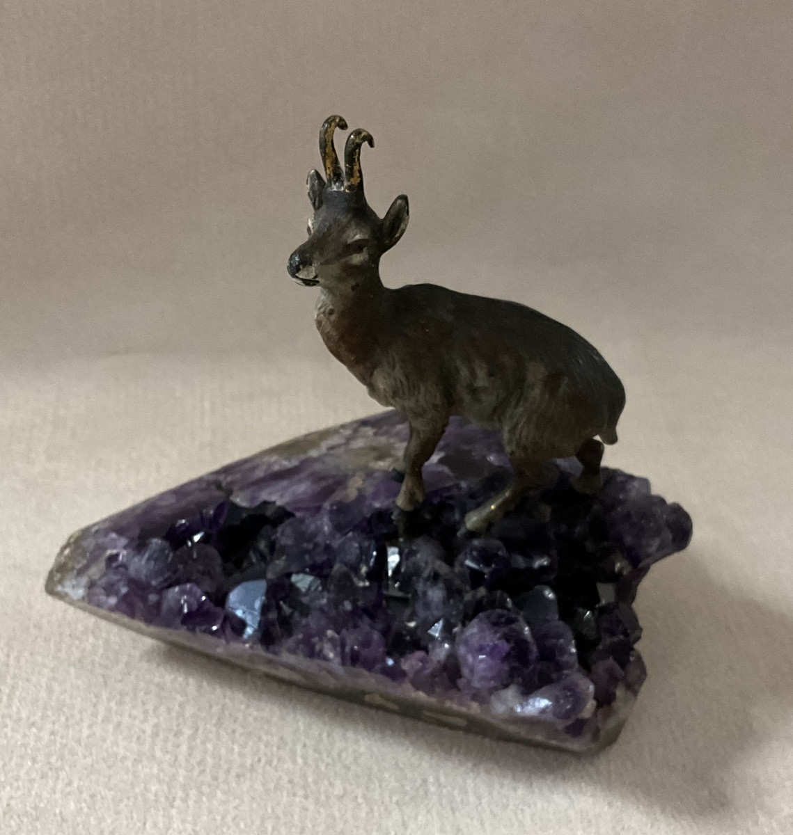 Bronze de Vienne Chamois sur Améthyste