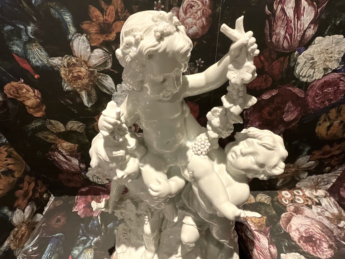 Groupe trois Amours vendangeurs  Porcelaine blanche signé Ranieri-photo-2