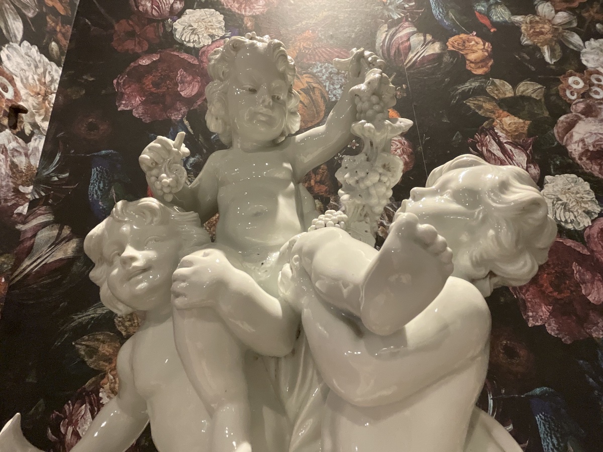 Groupe trois Amours vendangeurs  Porcelaine blanche signé Ranieri-photo-1