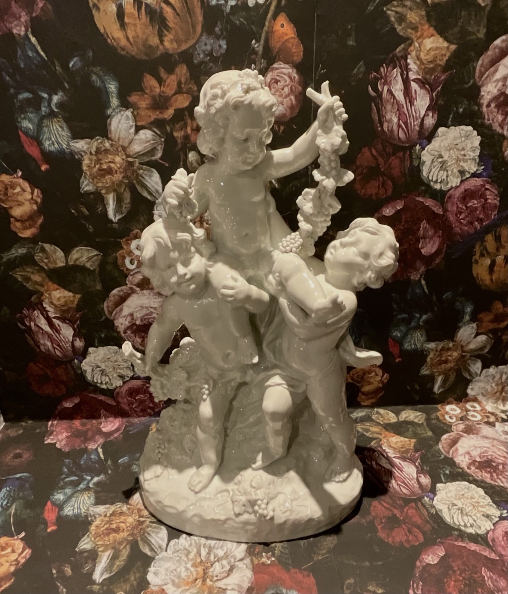 Groupe trois Amours vendangeurs  Porcelaine blanche signé Ranieri