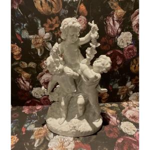 Groupe trois Amours vendangeurs Porcelaine blanche signé Ranieri