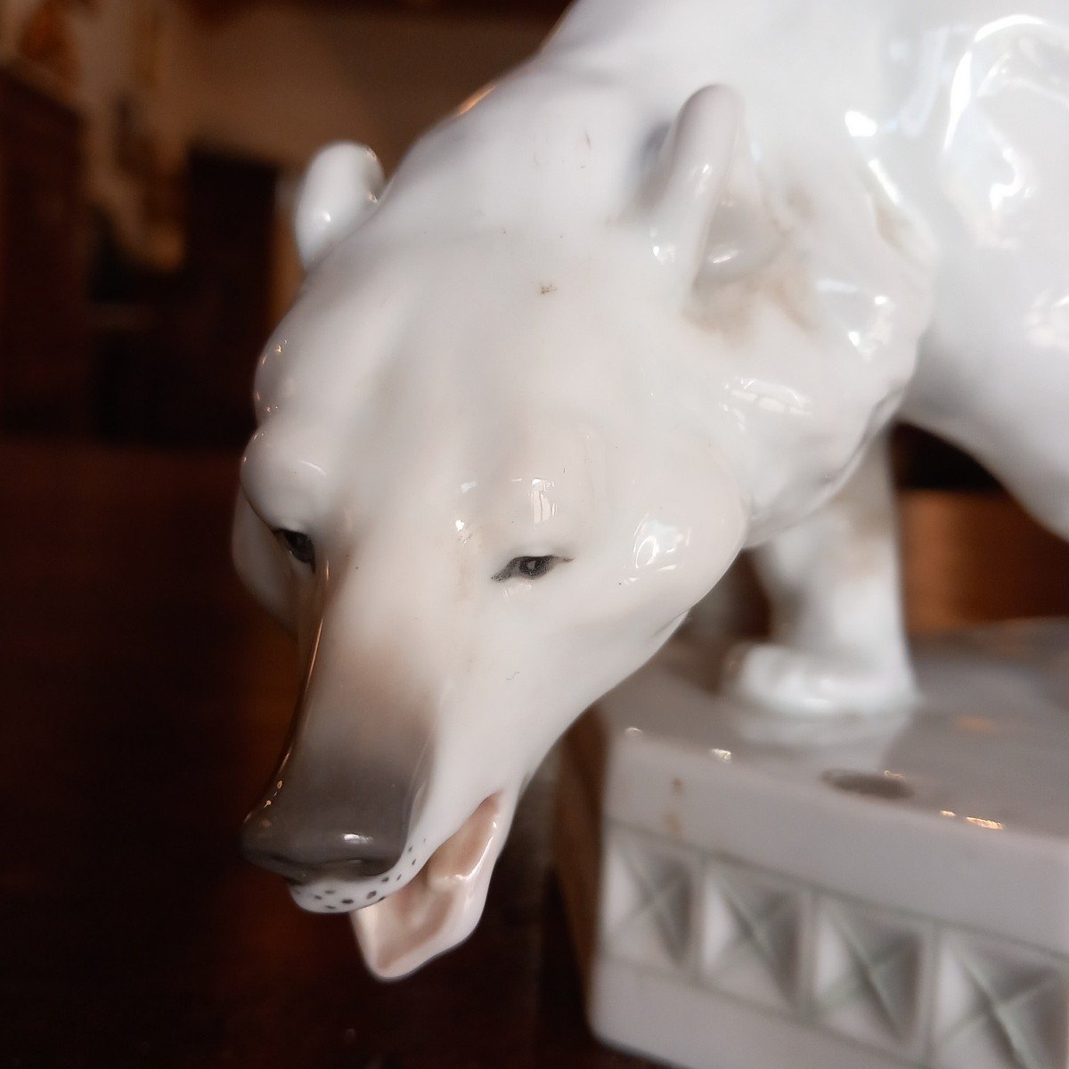 "Ours polaire au cirque", porcelaine de Volkstedt, signée  KARL  ENS.-photo-1